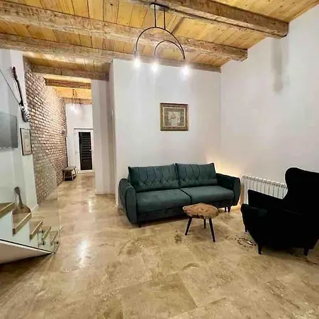 Adorable 3 Bedroom Apartment *