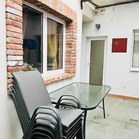 Adorable 3 Bedroom Apartment *