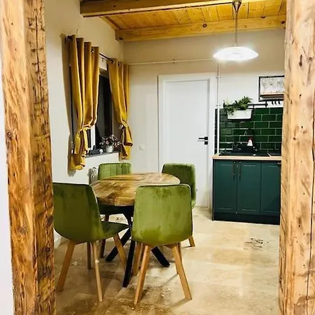 Apartment Adorable 3 Bedroom *