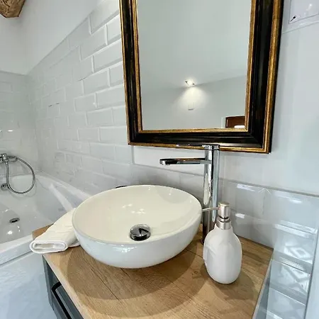 Adorable 3 Bedroom Apartment *
